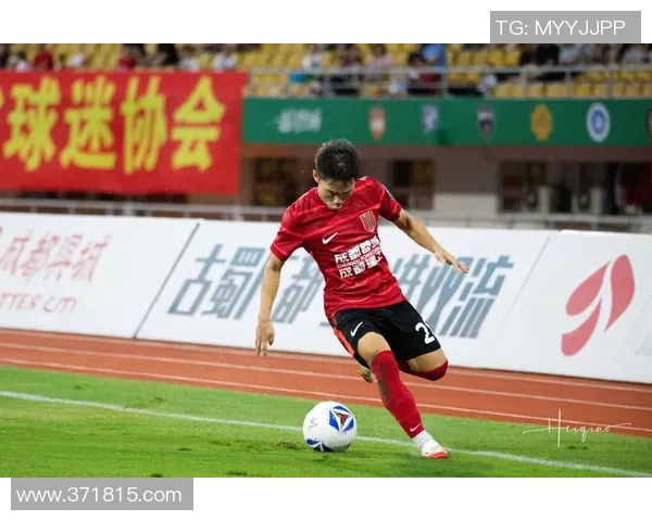 足球明星在看台上的精彩瞬间与背后的故事揭秘