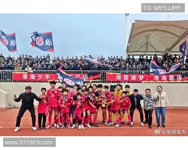 青春与情怀交织的足球明星们在绿茵场上书写传奇人生